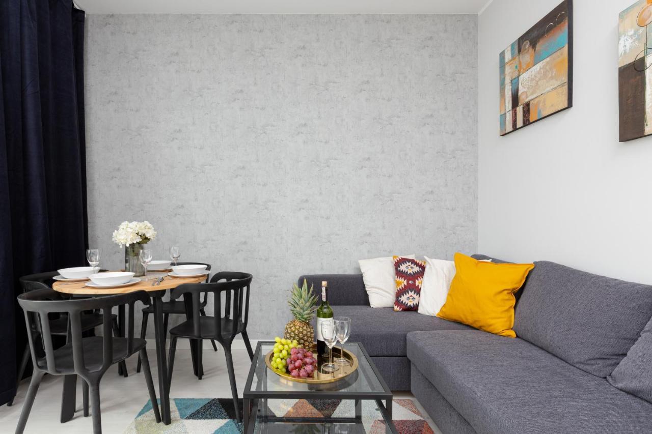 Business Center Apartments Warsaw Wola By Noclegi Renters Bagian luar foto