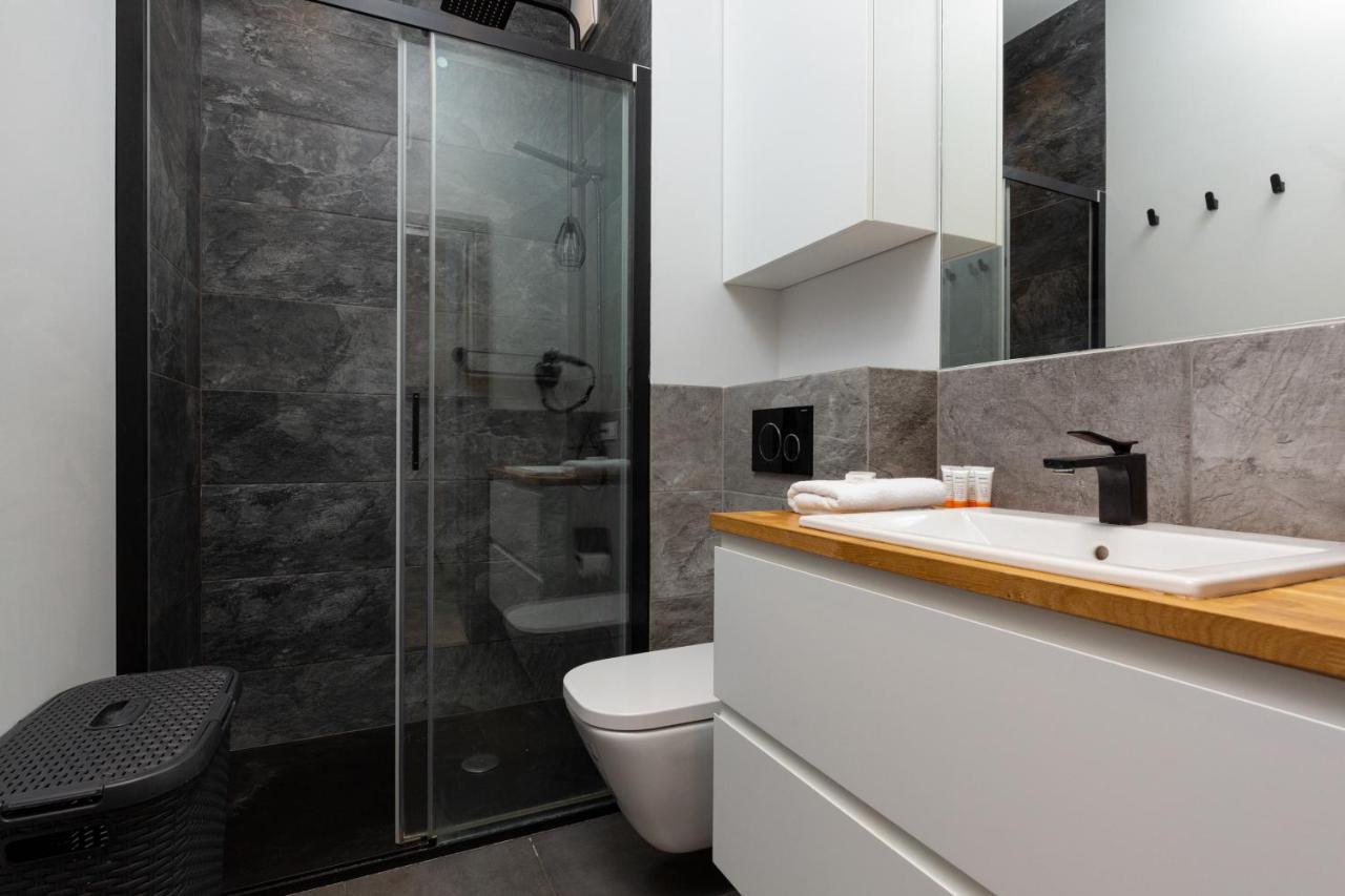 Business Center Apartments Warsaw Wola By Noclegi Renters Bagian luar foto