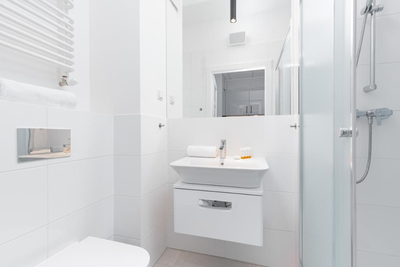 Business Center Apartments Warsaw Wola By Noclegi Renters Bagian luar foto