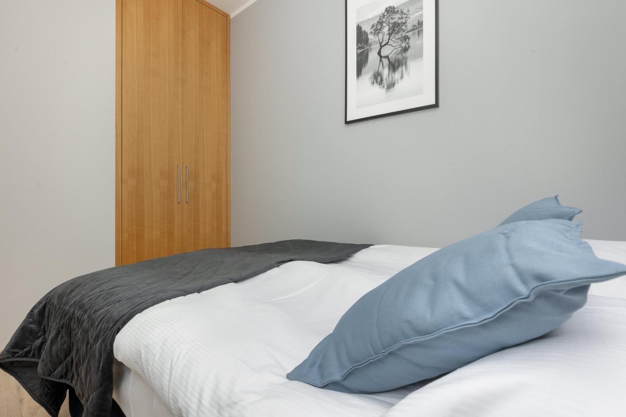 Business Center Apartments Warsaw Wola By Noclegi Renters Bagian luar foto
